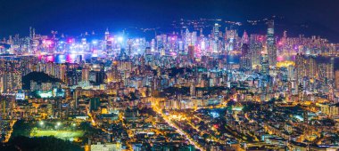 Hong Kong 'un Victoria Limanı ve Kowloon bölgesinin Nightscape' i. siber punk renk tonu