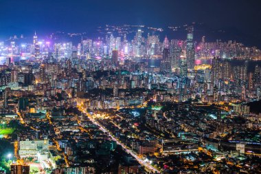 Hong Kong 'un Victoria Limanı ve Kowloon bölgesinin Nightscape' i. siber punk renk tonu