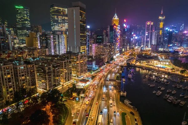 Cyberpunk, gece vakti, Causeway Bay, Hong Kong yakınlarındaki kıyı şeridine bak.