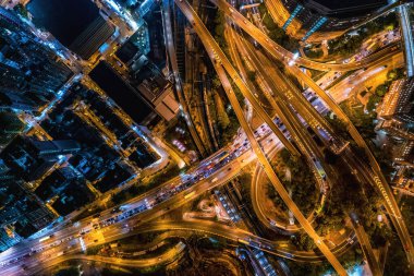 Kowloon, Hong Kong şehir merkezindeki ekspres yol ve köprünün siber punk rengi. Otoyol ve altyapı