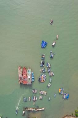 Tai O sahilinin güzel hava manzarası, Lantau Adası 'ndaki eski balıkçı köyü, Hong Kong, gemi ve balıkçı teknesi, ve sürat teknesi.