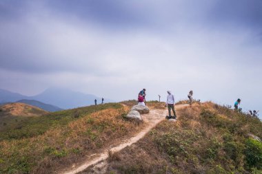 Ling Wui Shan, Lantau Adası, Hong Kong 'da dinlendirici bir yürüyüş yolunda duran adam.