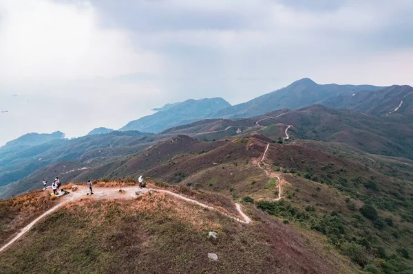 男子在香港大屿山凌屋山站在一条悠闲的远足径上 — 图库照片