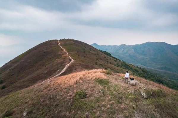 男子在香港大屿山凌屋山站在一条悠闲的远足径上 — 图库照片