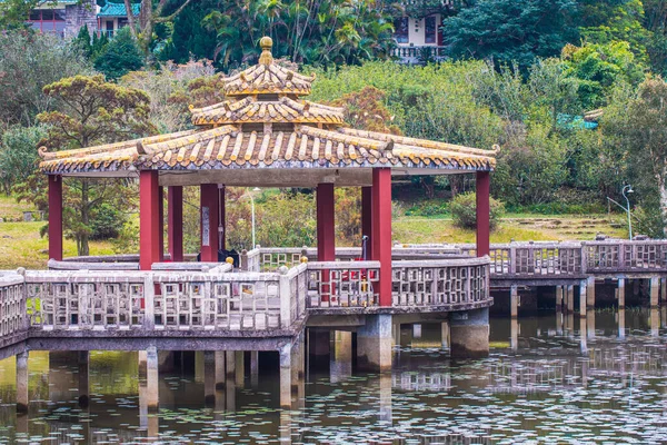 Pavilhão Meio Pequeno Lago Lung Tsai Yuen Lantau Island Hong — Fotografia de Stock