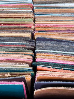 Deri örneklerini el işi deri depolarında farklı renklerde kapatıyoruz. Bir el işi deri mağazasında farklı renkte deri örnekleri var. Lütfen rafa dizilin.