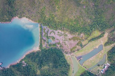 Shan Chung 'daki sulak arazinin güzel üst görüntüsü. Batı Sai Kung Country Park, Hong Kong 'daki ücra bir köy.
