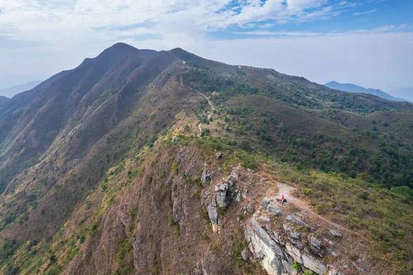 Homem Caminhando Montanha Vista Aérea Épica Pat Sin Leng Montanha — Fotografia de Stock