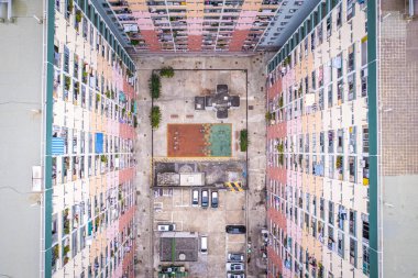 Hong Kong 'daki eski renkli toplu konutların havadan görünüşü. Lok Man Sun Chuen In Kwa Wan, Hong Kong.