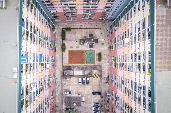 Hong Kong 'daki eski renkli toplu konutların havadan görünüşü. Lok Man Sun Chuen In Kwa Wan, Hong Kong.