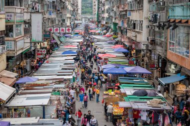 27-3-2022, Hong Kong: Fa Yuen Caddesi 'ndeki kalabalık market, Mong Kok, Hong Kong. COVID-19 döneminde
