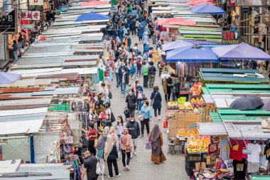 27-3-2022, Hong Kong: Fa Yuen Caddesi 'ndeki kalabalık market, Mong Kok, Hong Kong. COVID-19 döneminde