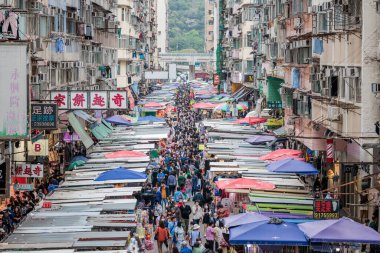 27-3-2022, Hong Kong: Fa Yuen Caddesi 'ndeki kalabalık market, Mong Kok, Hong Kong. COVID-19 döneminde