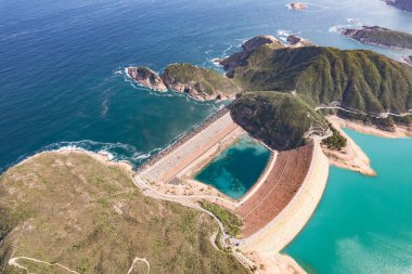 High Island rezervuarının destansı hava görüntüsü, Sai Kung, Hong Kong, yaz günü