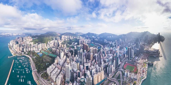Gündüz vakti, Causeway Körfezi ve Wan Chai bölgesinin muhteşem hava manzarası.
