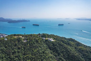 Yük konteynırı gemisi gün içinde Hong Kong 'un güneyine doğru yola çıkıyor.