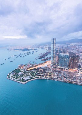 Victoria Limanı ve Sky100 bölgesi, Hong Kong, akşam vakti inanılmaz bir gece.
