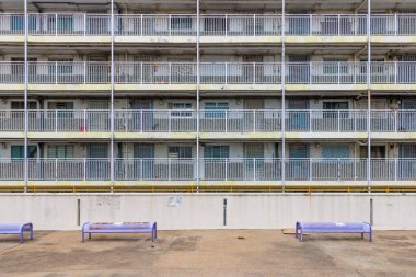 Hong Kong 'daki Wah Fu Estate kamu konutunun dışındaki binanın ön görüntüsü. kasık bölgesi