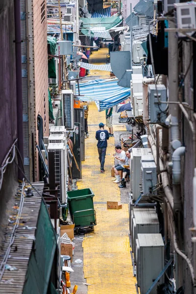 2022 Hongkong Okresie Covid Pracownicy Chodzący Tylną Ulicą Centrum Mong — Zdjęcie stockowe