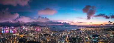 Ünlü metropolün gelecekteki siber punk görüntüsü Kowloong Hong Kong, Hong Kong 'un gece hava görüntüsü.