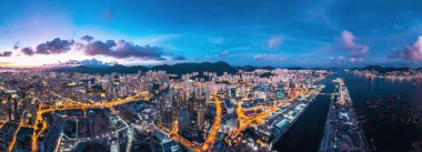 Gelecekçi şehir manzarası, metropolün siber punk tonu, Kowloon, Hong Kong, Gece hava manzarası, Asya