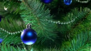 Çelenkleri ve hediyeleri olan güzel yeşil Noel ağacı.