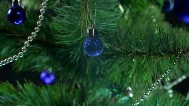 Çelenkleri ve hediyeleri olan güzel yeşil Noel ağacı.