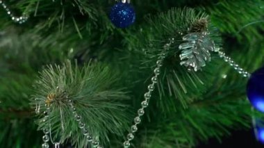 Çelenkleri ve hediyeleri olan güzel yeşil Noel ağacı.