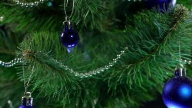 Çelenkleri ve hediyeleri olan güzel yeşil Noel ağacı.