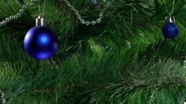 Çelenkleri ve hediyeleri olan güzel yeşil Noel ağacı.