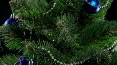 Çelenkleri ve hediyeleri olan güzel yeşil Noel ağacı.