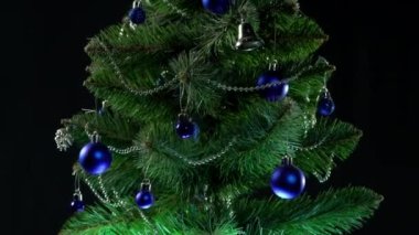 Çelenkleri ve hediyeleri olan güzel yeşil Noel ağacı.