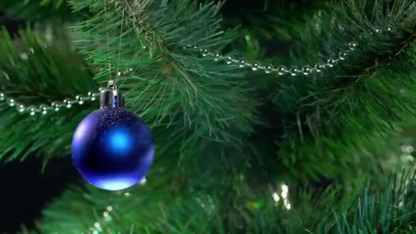 Beau Sapin Noël Vert Avec Guirlandes Cadeaux — Video