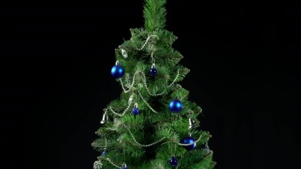 Hermoso Árbol Navidad Verde Con Guirnaldas Regalos — Vídeo de stock