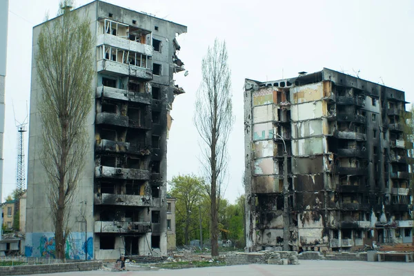 シール後の都市 ロケットは家や車を打つ アーペン ブチャ ボロディアンカ ウクライナ ストック画像