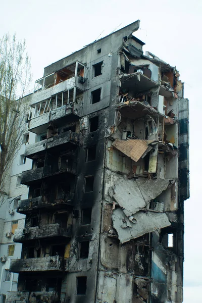 シール後の都市 ロケットは家や車を打つ アーペン ブチャ ボロディアンカ ウクライナ ストック写真