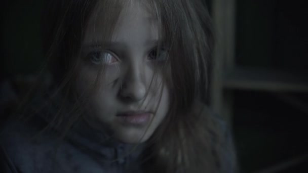 Petite Fille Regarde Émotionnellement Avec Tristesse Dans Son Appartement Après — Video