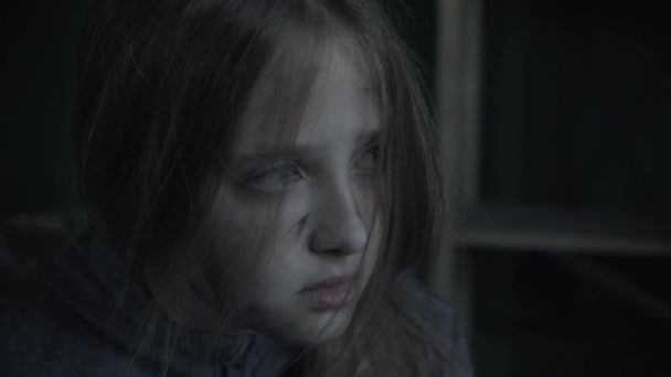 Küçük Kız Patlamalardan Sonra Üzgün Bir Şekilde Dairesine Bakıyor — Stok video