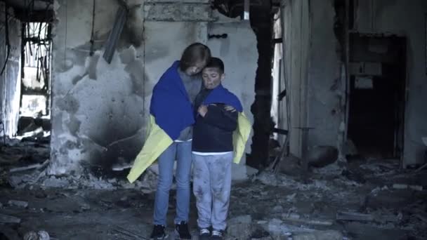 Garçon Une Fille Sont Debout Dans Leur Maison Après Avoir — Video