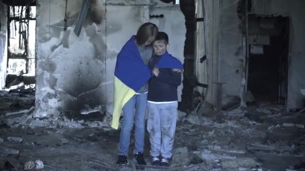 Bir Oğlan Bir Kız Roketler Tarafından Vurulduktan Sonra Evlerinde Duruyorlar — Stok video