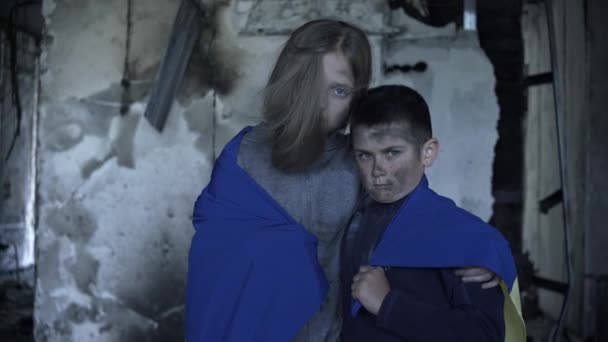 男孩和女孩在被火箭击中后站在自己的房子里 男孩和女孩是战争的受害者 — 图库视频影像