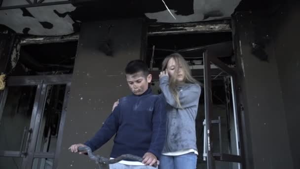 Chlapec Dívka Stojí Svém Domě Poté Byli Zasaženi Raketami Malý — Stock video