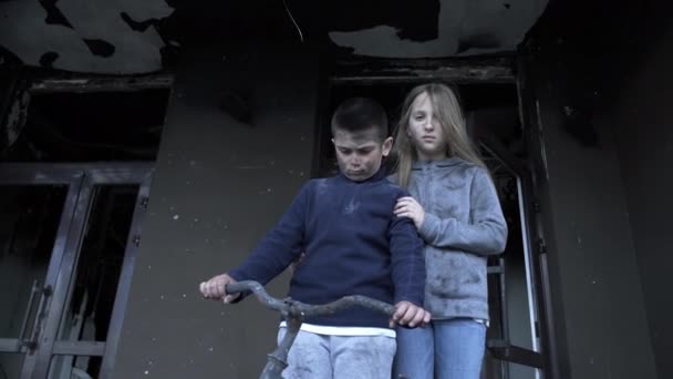 Chłopiec Dziewczynka Stoją Domu Tym Jak Zostali Potrąceni Przez Rakiety — Wideo stockowe