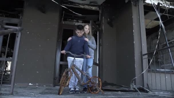 男孩和女孩在被火箭击中后站在自己的房子里 男孩和女孩是战争的受害者 — 图库视频影像