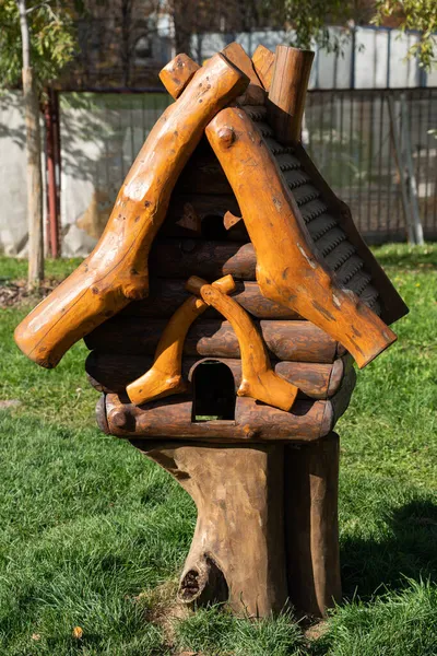 Parktaki ev hayvanlar ve kuşlar için..