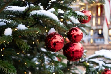 Süslü ve kar taneli Noel ağacı. Mutlu yıllar 2022