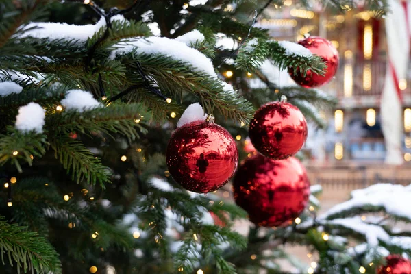 Süslü ve kar taneli Noel ağacı. Mutlu yıllar 2022