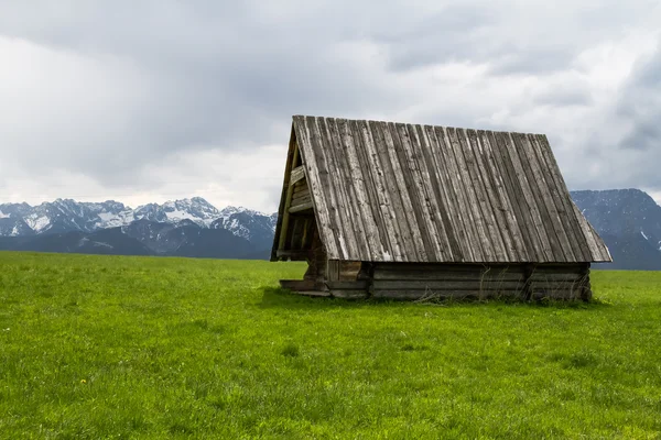 Хижина в горах — стоковое фото