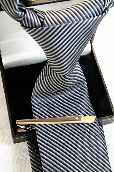 Corbata gris con clip en caja —  Fotos de Stock