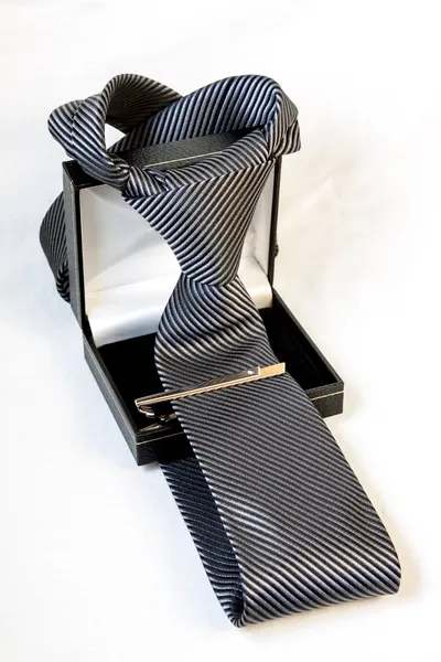 Corbata gris con clip en caja Imagen De Stock